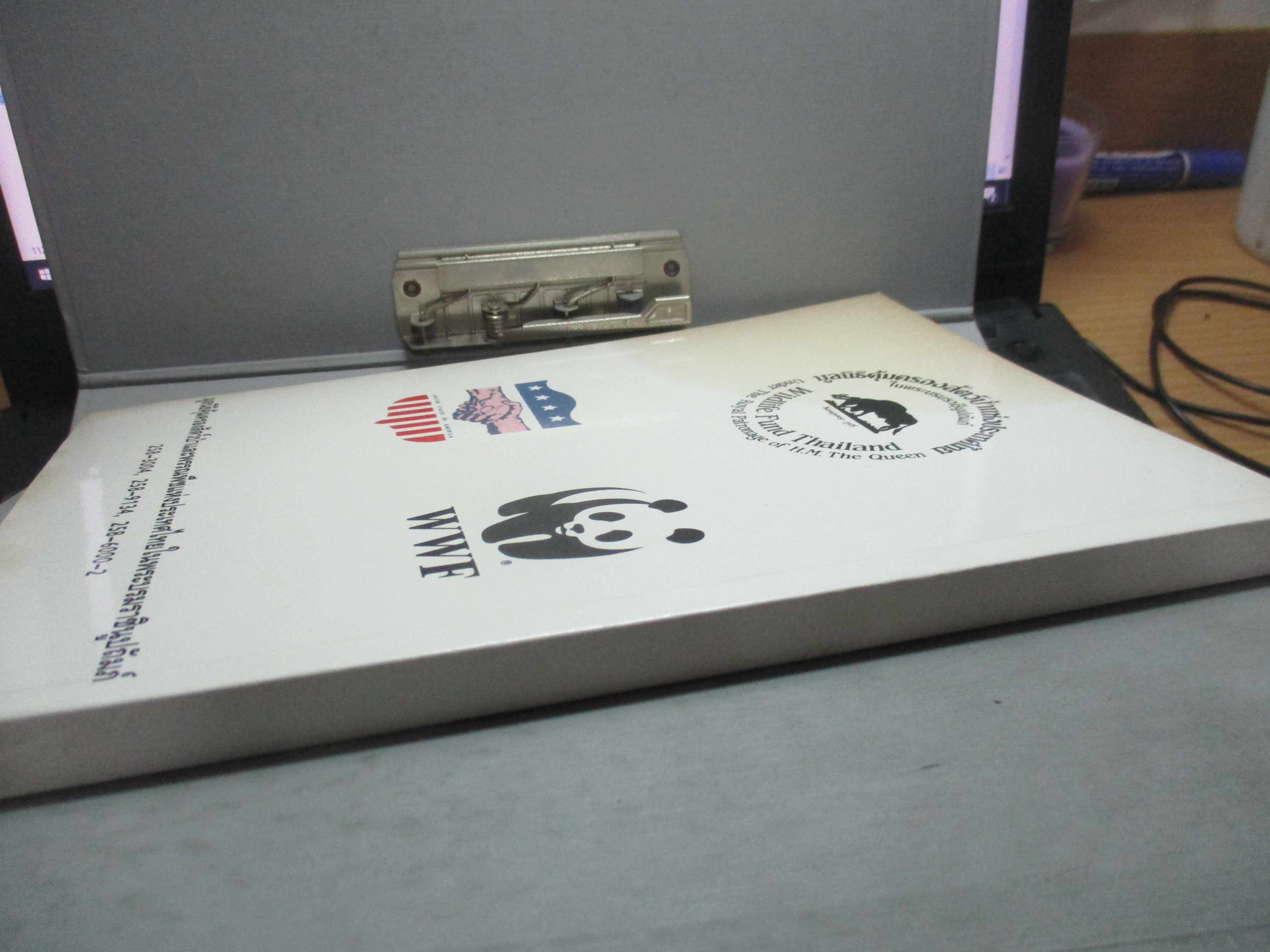 หนังสือภาพสี พืชและสัตว์ที่ใกล้จะสูญพันธุ์ในประเทศไทย โดย สถาบันวิจัยวิทยาศาสตร์และเทคโนโลยีแห่งประเทศไทย (มือสอง) (สภาพ85-95%)