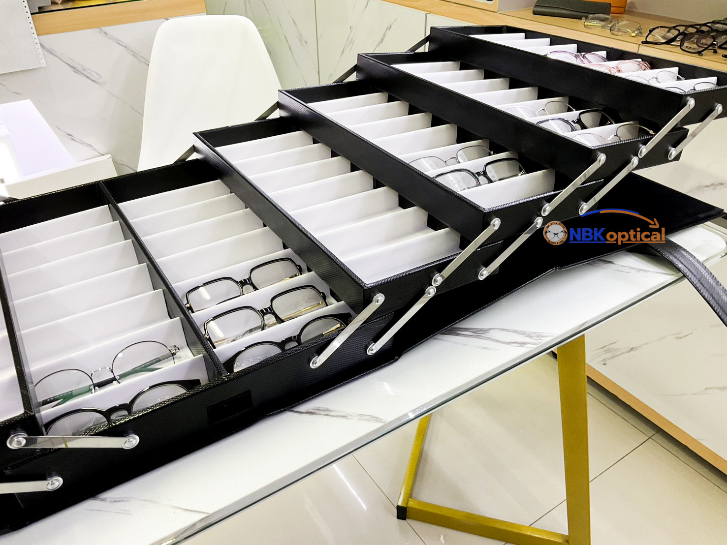 กระเป๋าใส่แว่นตา สไลด์เปิดออกข้าง ใส่แว่นสายตา&แว่นกันแดด ใส่ได้ 80 ตัว มีฝาปิด + ล็อครหัส