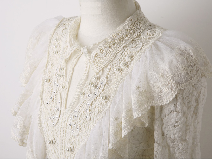 ***พร้อมส่งค่ะ มีจำนวนจำกัดค่ะ***เสื้อลูกไม้สีขาว แต่งระบายด้านหน้า ปักมุกที่ตัวเสื้อ แขนยาวมีซับในสวยเหมือนแบบค่ะ