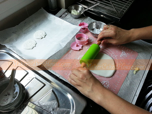นำฟองดองออกมาคลึงเพื่อปั้น หรือใช้พิมพ์กดลายตาต้องการ