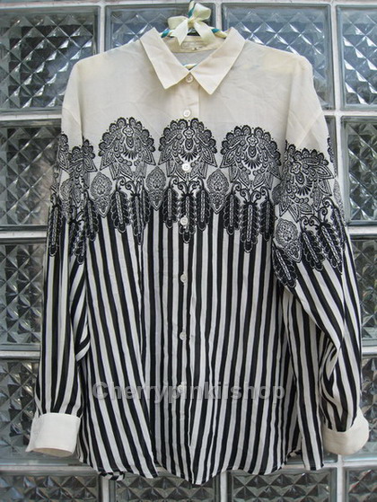 (หมดแล้วจ้า!!) เสื้อคอปกสีครีมลายทาง มีลวดลายแปลกตา เนื้อผ้าบางพริ้วดูมีสไตล์