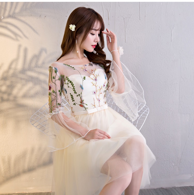 **หมดค่ะ**เดรสออกงานสุดหรู ดีไซน์คอกลม แขนยาว ตัวชุดและต้นแขนเสื้อจะเป็นผ้าโปร่งสีครีม ปักลายดอกไม้ทั้งด้านหน้าและหลัง ปลายแขนเสื้อเป็นผ้าโปร่งระบายๆ งานเกรดพรีเมี่ยมค่ะ สวยมากๆๆค่ะ