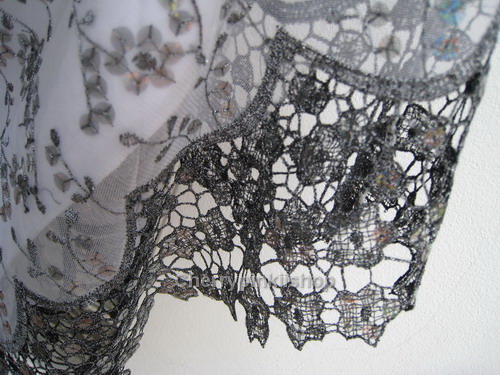 ชุดราตรีปักลื่อม เดรสปักเลื่อมสุดหรู สำหรับออกงาน สายเดี่ยวสีขาว ลายดอกไม้ ชายเย็บลูกไม้ ดูสวยหรู