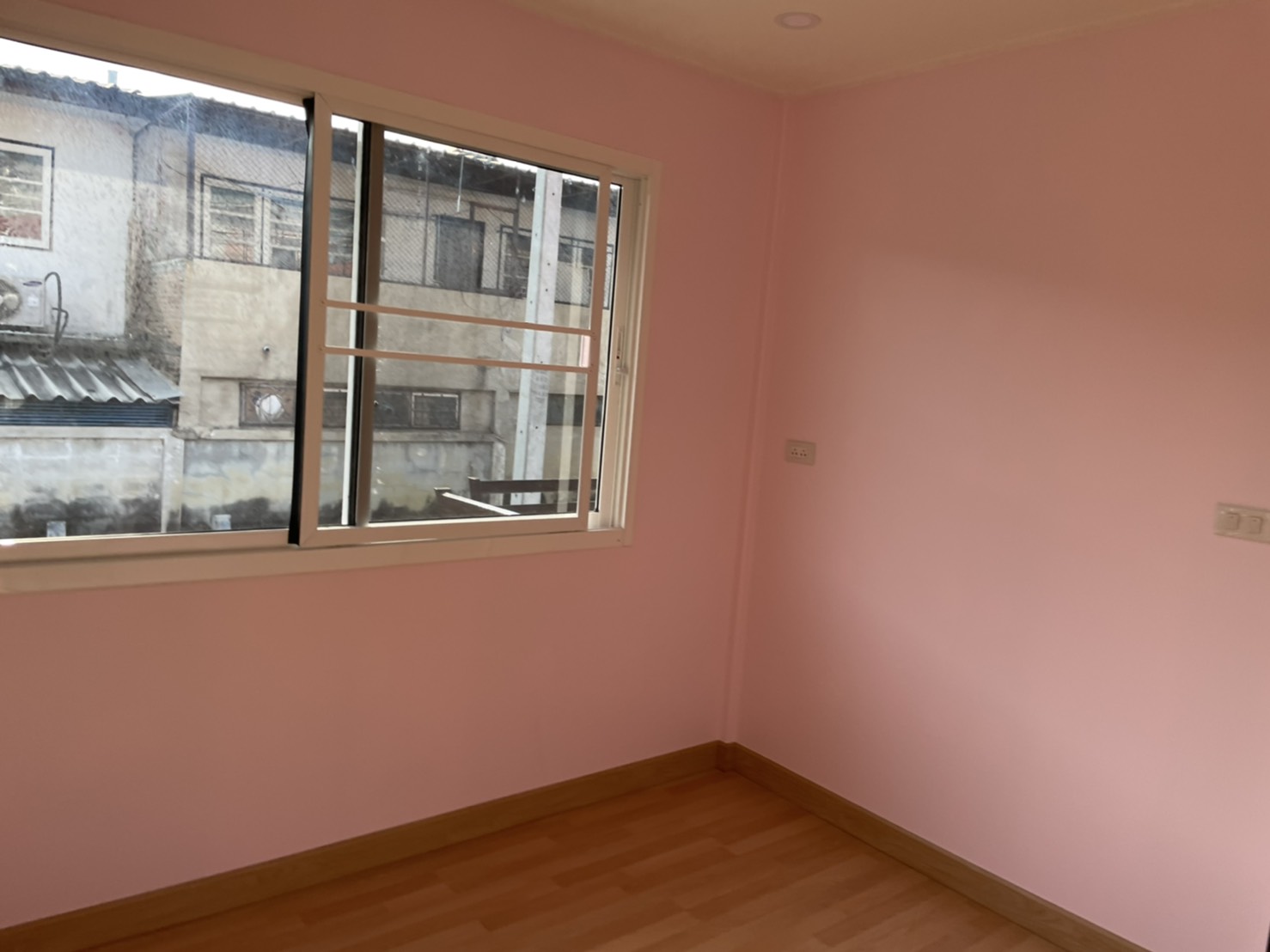 บ้านน็อคดาวน์ ขนาด 4*6 เมตร พร้อมระเบียง 2*3 เมตร 1 ห้องนอน 1ห้องน้ำ 1ห้องโถง