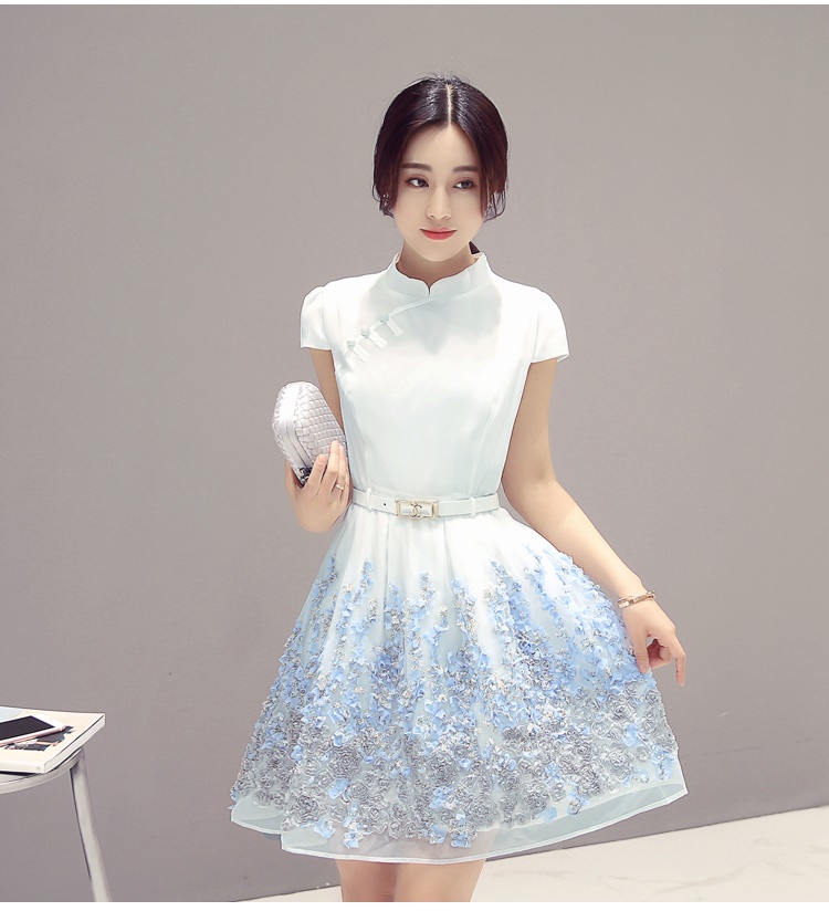**หมดค่ะ**เดรสผ้าชีฟองเนื้อดีสีขาว คอจีน กระโปรงผ้าไหมแก้ว organza สีขาว แต่งด้วยผ้าให้เป็นรูปดอกไม้ โทนสีฟ้า สวยสุดๆๆ ค่ะ
