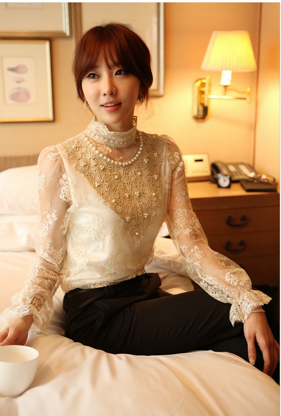 **ขายดีมากๆค่ะ พร้อมส่งมีจำนวนจำกัดค่ะ**เสื้อผ้าลูกไม้สีครีมทอง หน้าอกประดับด้วยดอกไม้ปักมุก แขนยาวจับรูดที่ปลายค่ะ ปลายแขนไม่เย็บริม มีซับในสวยเหมือนแบบ