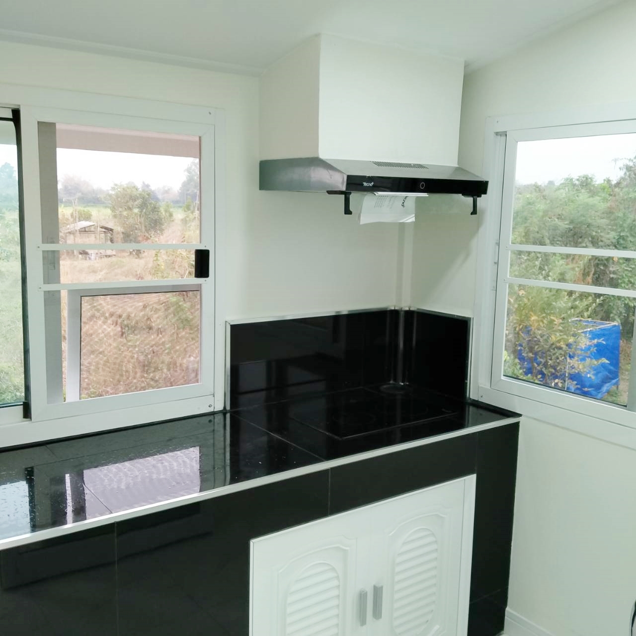 บ้านน็อคดาวน์ ขนาด 4*6 เมตร และมีครัวต่อด้านข้าง ขนาด 3*2 เมตร