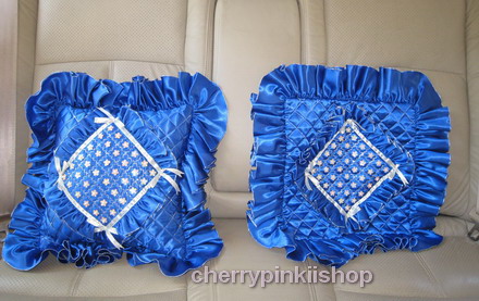 ปลอกหมอนอิงสี่เหลี่ยม ลายตาราง สีน้ำเงิน ดิ้นเงิน โบว์เงิน ติดเลื่อมลายดอกแก้ว มีระบายรอบ ทำจากผ้าต่วน