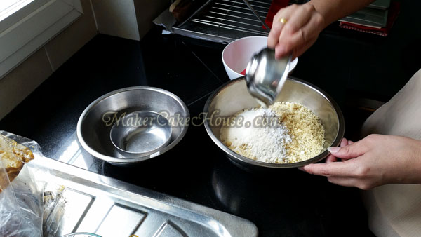 ขั้นตอนการเตรียมส่วนผสมของแห้งในการทำคุกกี้อัลมอนต์