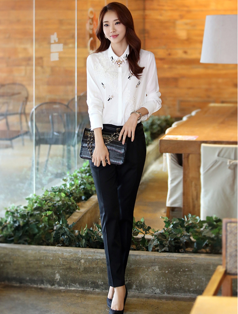 **หมดค่ะ***เสื้อเชิ้ตใส่ทำงานผ้าชีฟองสีขาว ดีเทลตกแต่งลูกปัดและเพชรช่วงปกเสื้อ และลูกไม้แขนยาว สวยคุณภาพดีเหมือนแบบค่ะ