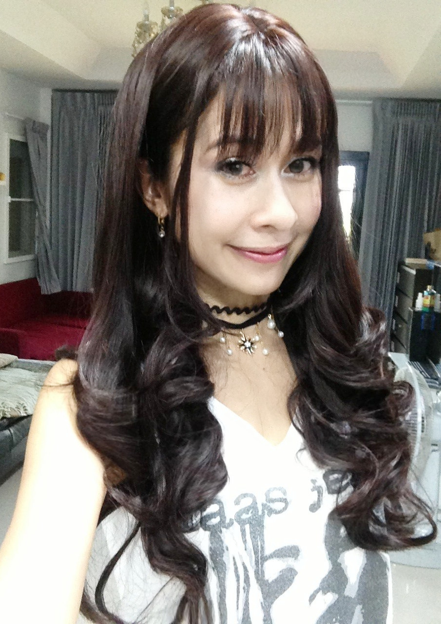 SW212 วิกหนังศรีษะเทียม หน้าม้าซีทรู ผมยาว เป็นลอนช่วงปลายผม ทรงสวยเป็นธรรมชาติม๊ากมากคะ ไม่หลอกตา หนังศรีษะเหมือนจริง ใส่เนียน คอนเฟิมจ้า เส้นผมนุ่ม เส้นไม่มีความเงา ( ทรงผมเเละเส้นผมเหมือนจริงเกือบ 100% ) ถ้าต้องการให้ปลายลอนอยู่ตัว ไม่คลาย ให้ใช้สเปร