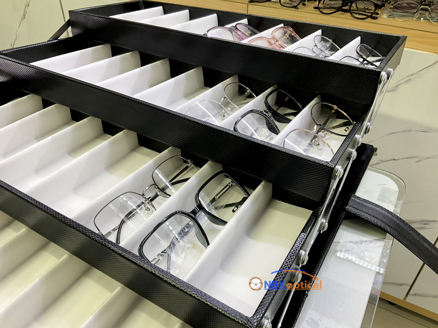 กระเป๋าใส่แว่นตา สไลด์เปิดออกข้าง ใส่แว่นสายตา&แว่นกันแดด ใส่ได้ 80 ตัว มีฝาปิด + ล็อครหัส