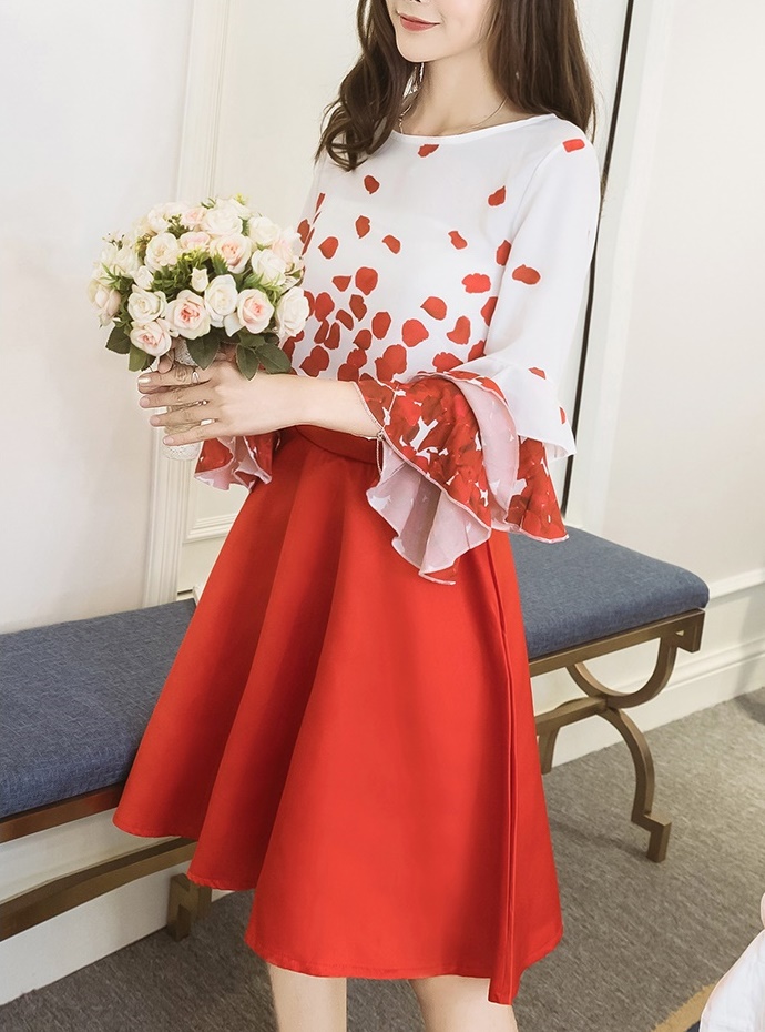 **หมดค่ะ**ชุด set เสื้อและกระโปรง ผ้าชีฟองเนื้อดีสีขาว ลายกลีบกุหลาบสีแดง กระโปรงผ้าซาติน มีซิปหลังน่ารักมากค่ะ