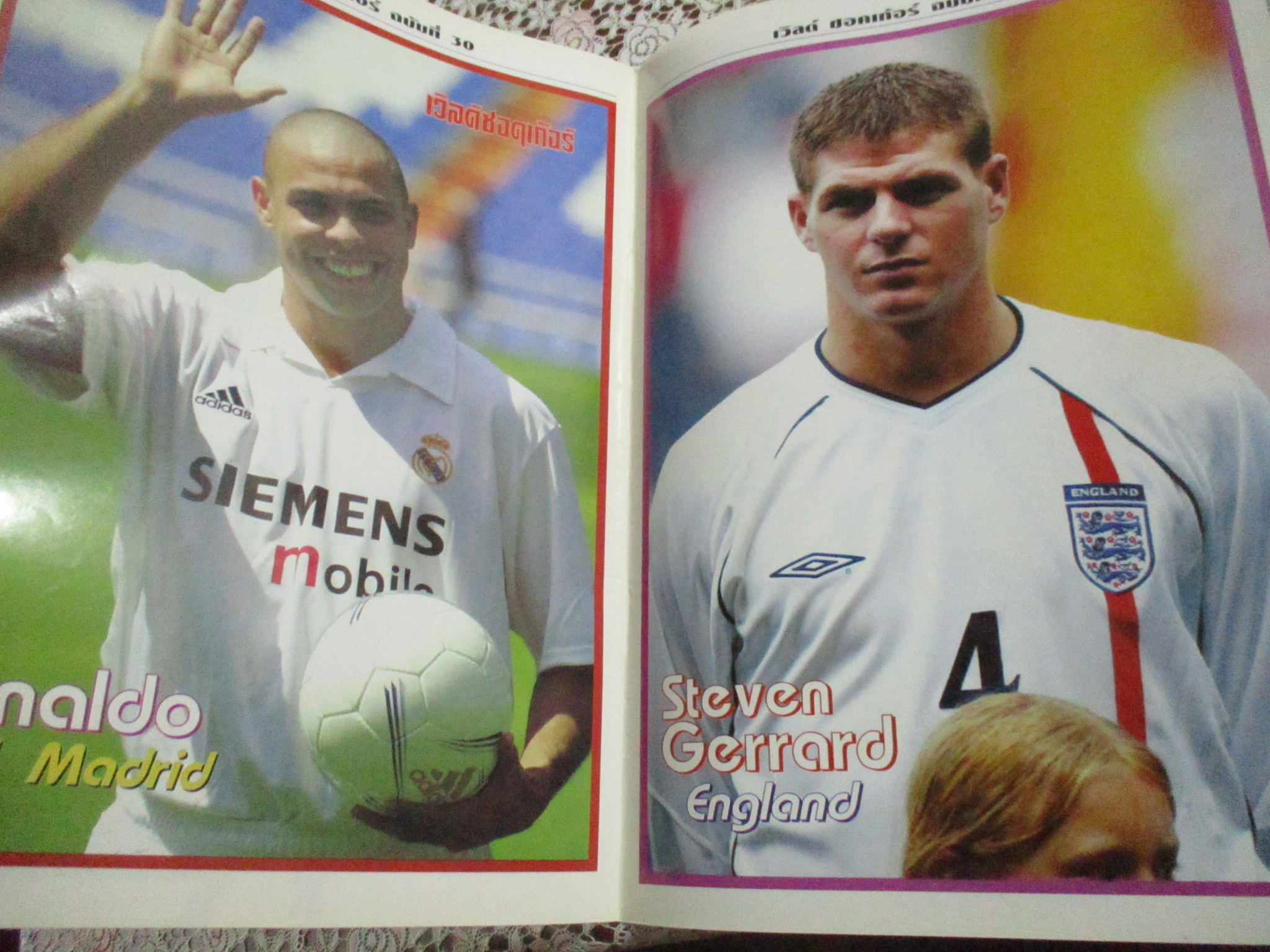 เวิลด์ซอคเกอร์ ฉบับที่30 ปี2545 ตำหนิ แผ่นรองปกหน้า และแผ่นรองหน้ากลางด้านหลัง ไม่มี