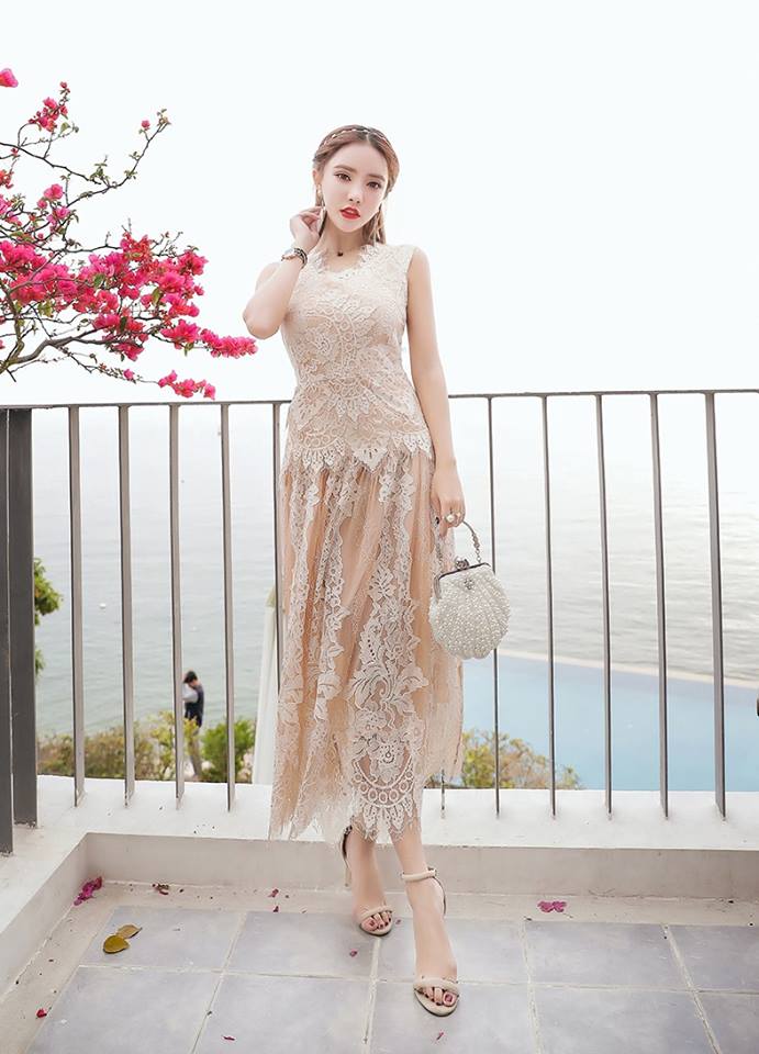 **หมดค่ะ**เดรสยาวผ้าลูกไม้สุดหรูสีครีมเข้ม แขนกุด ลายของผ้าลูกไม้งดงามตามแบบ มีซับใน ซิบด้านหลังลำตัว สวยมากๆๆค่ะ