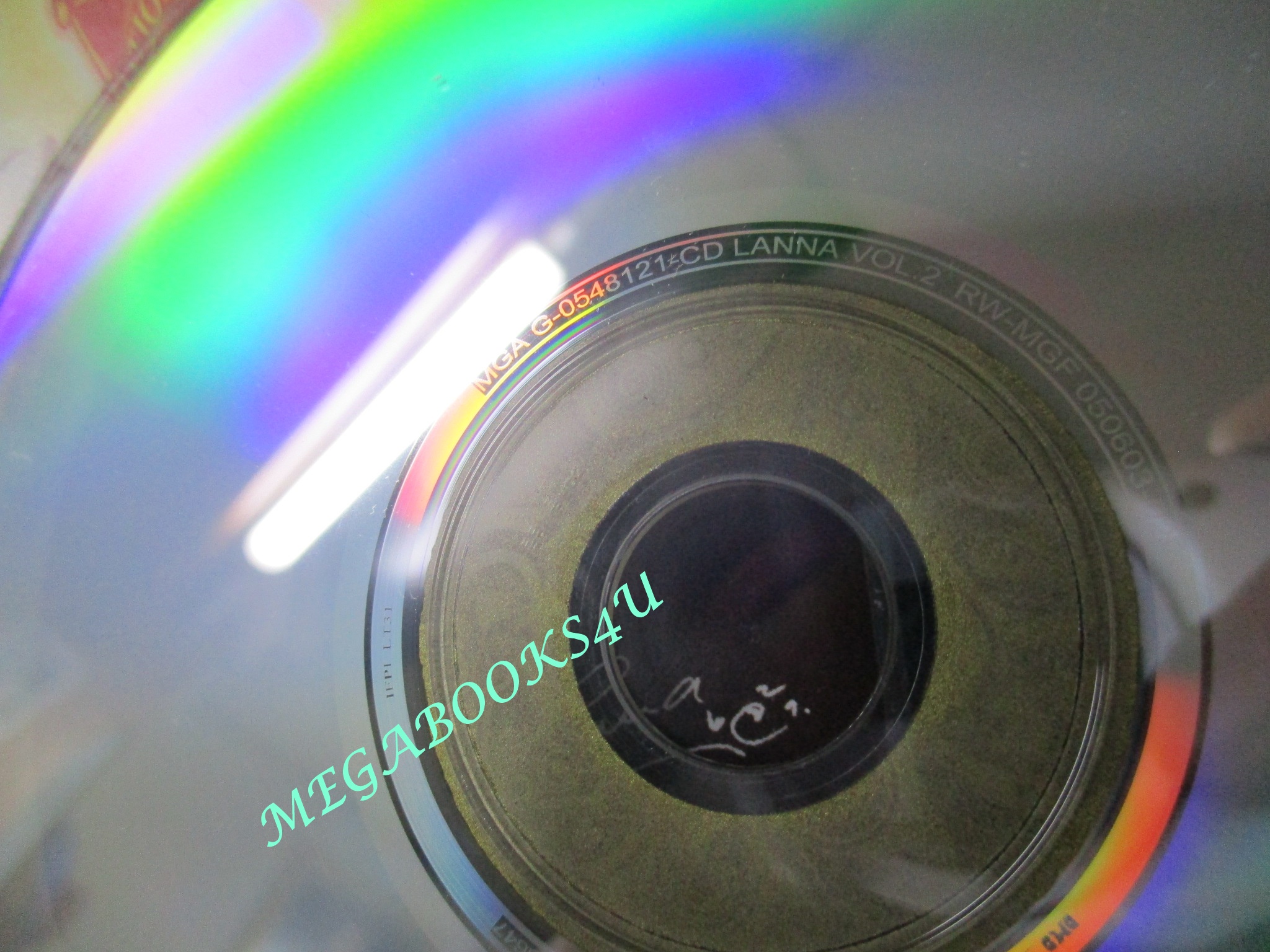 ซีดีเพลงไทยสากล ลานนา คัมมินส์ LANNA COMMINS อัลบั้มที่สอง -ยินดีปีระกา // ปก และ แผ่นมีรอยเล็กน้อย