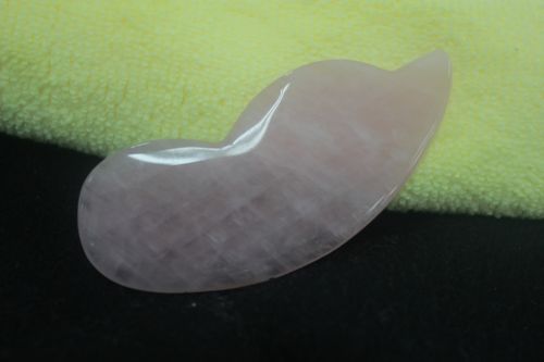 แผ่นกัวซาหินโรสควอตซ์ทรงน้ำเต้า ( Guasa Rose Quartz )