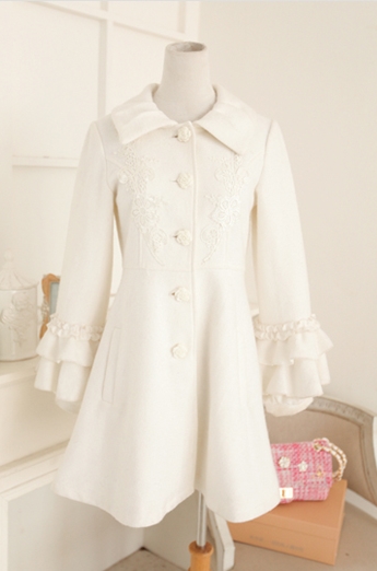 ***พร้อมส่งไซส์ XS จร้า มีจำนวนจำกัดนะคะ**เสื้อโค้ทกันหนาวสีขาวแขนยาวมีระบายรอบข้อมือ ติดกระดุมดอกกุหลาบด้านหน้า พร้อมประดับดอกกุหลาบสีขาวช่วงหน้าอก สวยหวานเหมือนแบบค่ะ