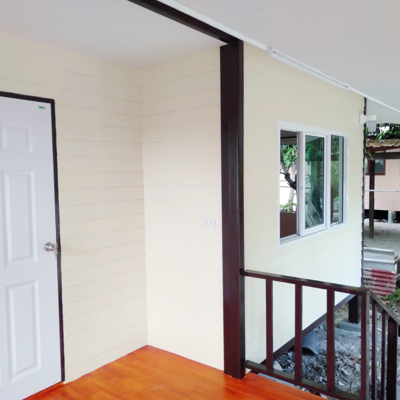 บ้านน็อคดาวน์ หลังนี้ ขนาด 4*6 เมตร พร้อมระเบียงหลังคาคุม ขนาด2*6เมตรเต็มหน้าบ้าน และระเบียงขนาด 2*3 เมตร