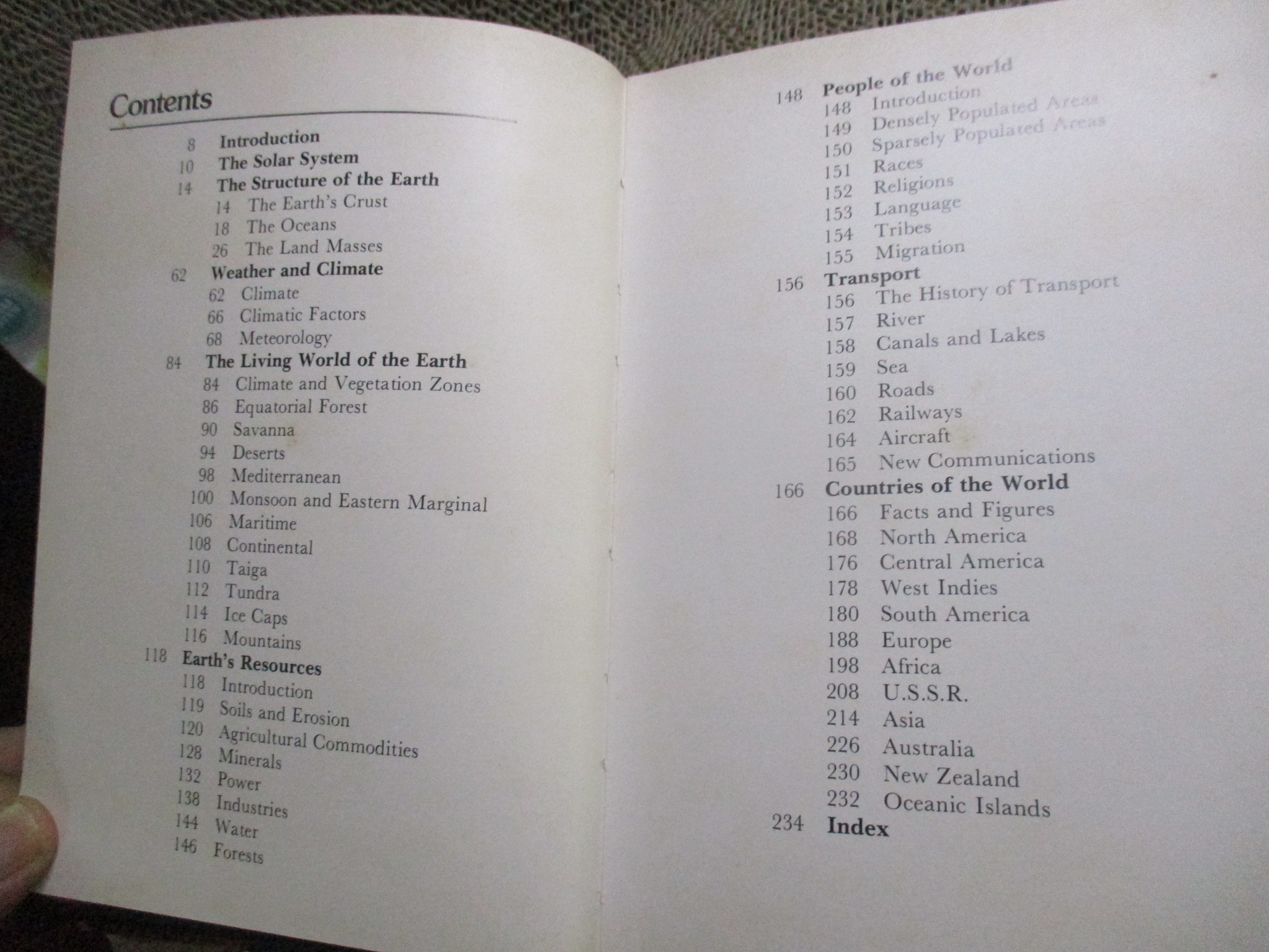 Round the world handbook By Roy Woodcock (Hardcover) / HAMLYN