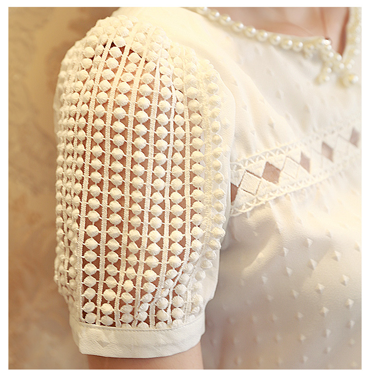 **หมดค่ะ**เสื้อใส่ทำงานแขนสั้นสีขาว คอประดับแถบผ้าโปร่งสี่เหลี่ยม ดีเทลตกแต่งมุกที่คอ เนื้อผ้านูนเป็นรูปวงกลม นูนๆช่วงแขน สวยคุณภาพดีเหมือนแบบค่ะ