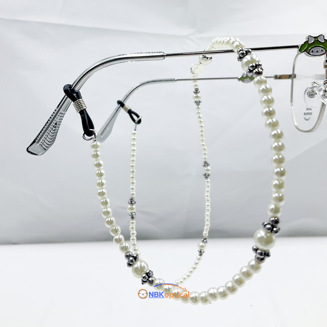 สายคล้องแว่นตาใข่มุกขาวใสเรียบง่าย