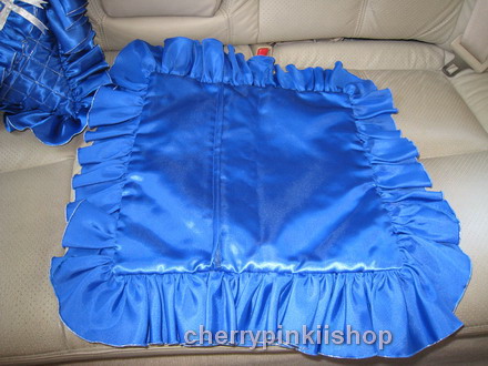 ปลอกหมอนอิงสี่เหลี่ยม ลายตาราง สีน้ำเงิน ดิ้นเงิน โบว์เงิน ติดเลื่อมลายดอกแก้ว มีระบายรอบ ทำจากผ้าต่วน