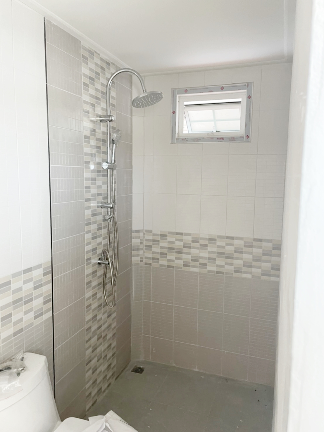 บ้านน็อคดาวน์ ขนาด 4*6 เมตร ระเบียงภายในตัวบ้าน 1ห้องนอน 1ห้องน้ำ 1ห้องโถง