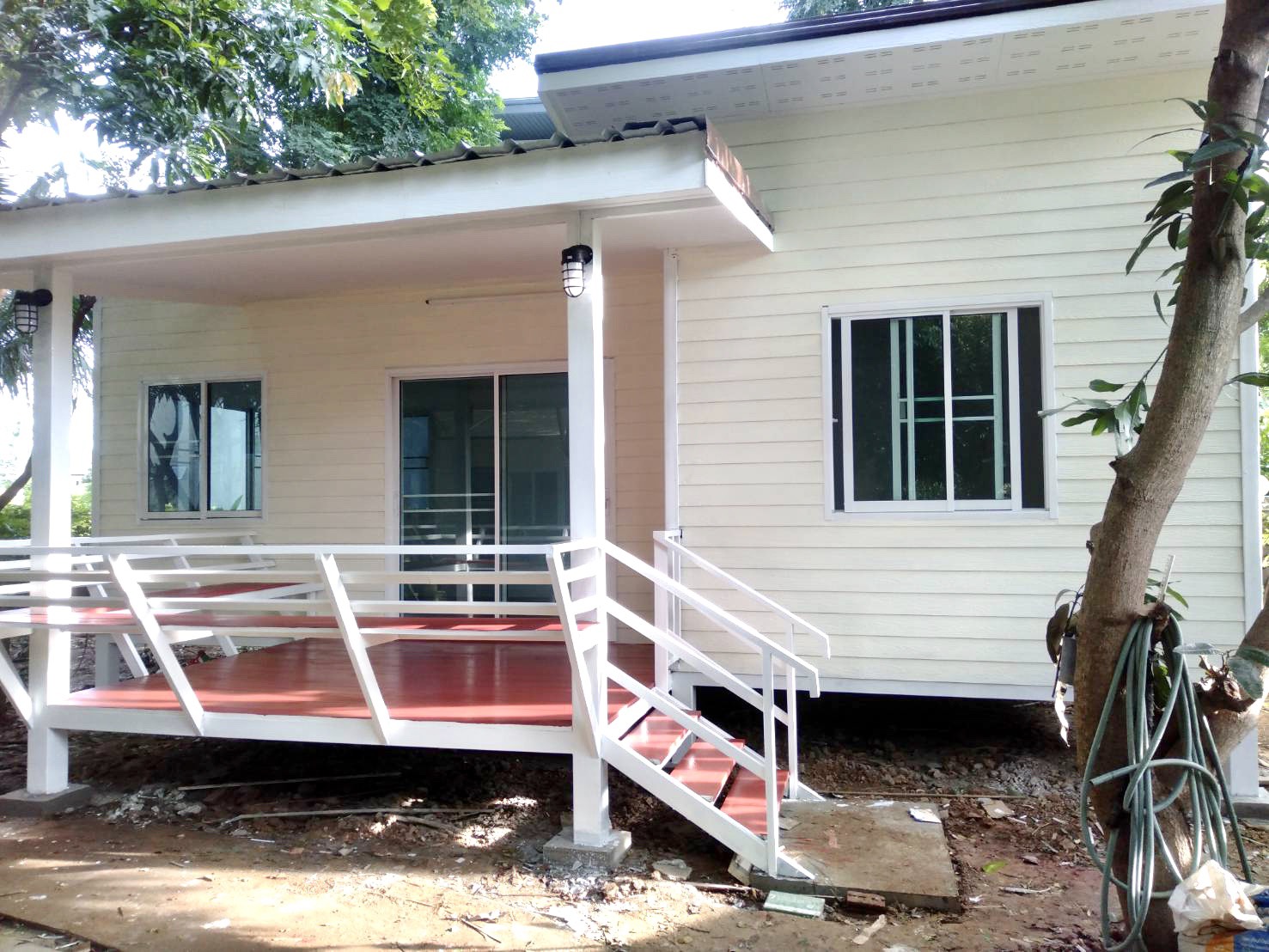 บ้านน็อคดาวน์ สไตล์โมเดิร์น ขนาดบ้าน 4*8 เมตร พร้อมระเบียง 2*3 เมตร ราคา 360,000 บาท