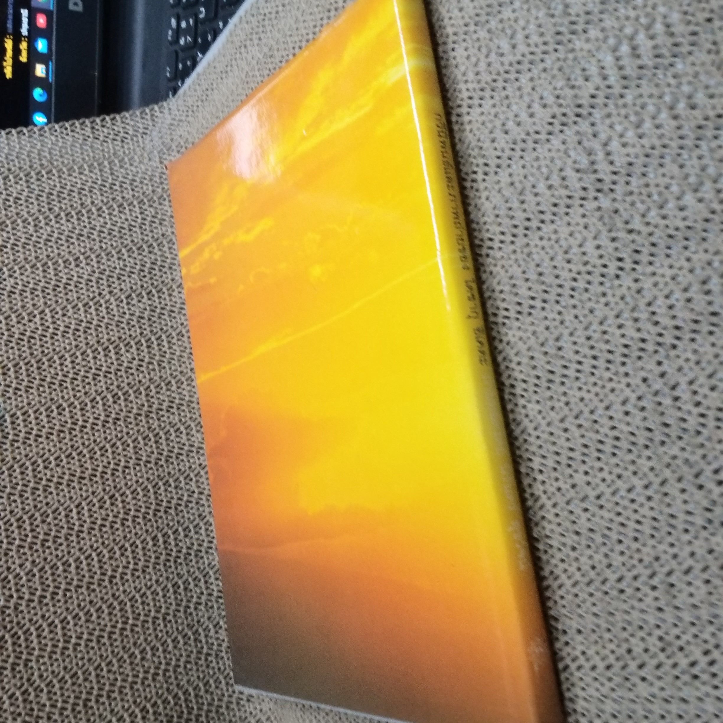 หนังสือ บทเพลงจากดวงใจ กวีนิพนธ์และภาพถ่ายของไดซากุ อิเคดะ ถ่ายทอดโดย นิรันดร์ สุขวัจน์