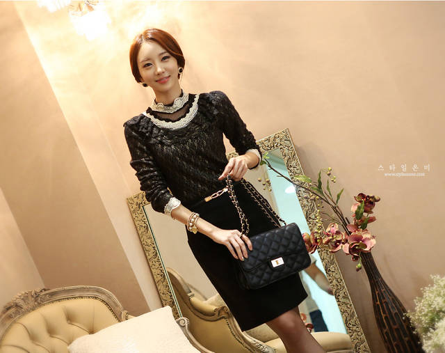 ***พร้อมส่งSL*** เสื้อผ้าลูกไม้สีดำ แต่งมุกที่คอแต่งระบายลุกไม้ แขนยาวมีซับในสวยเหมือนแบบค่ะ