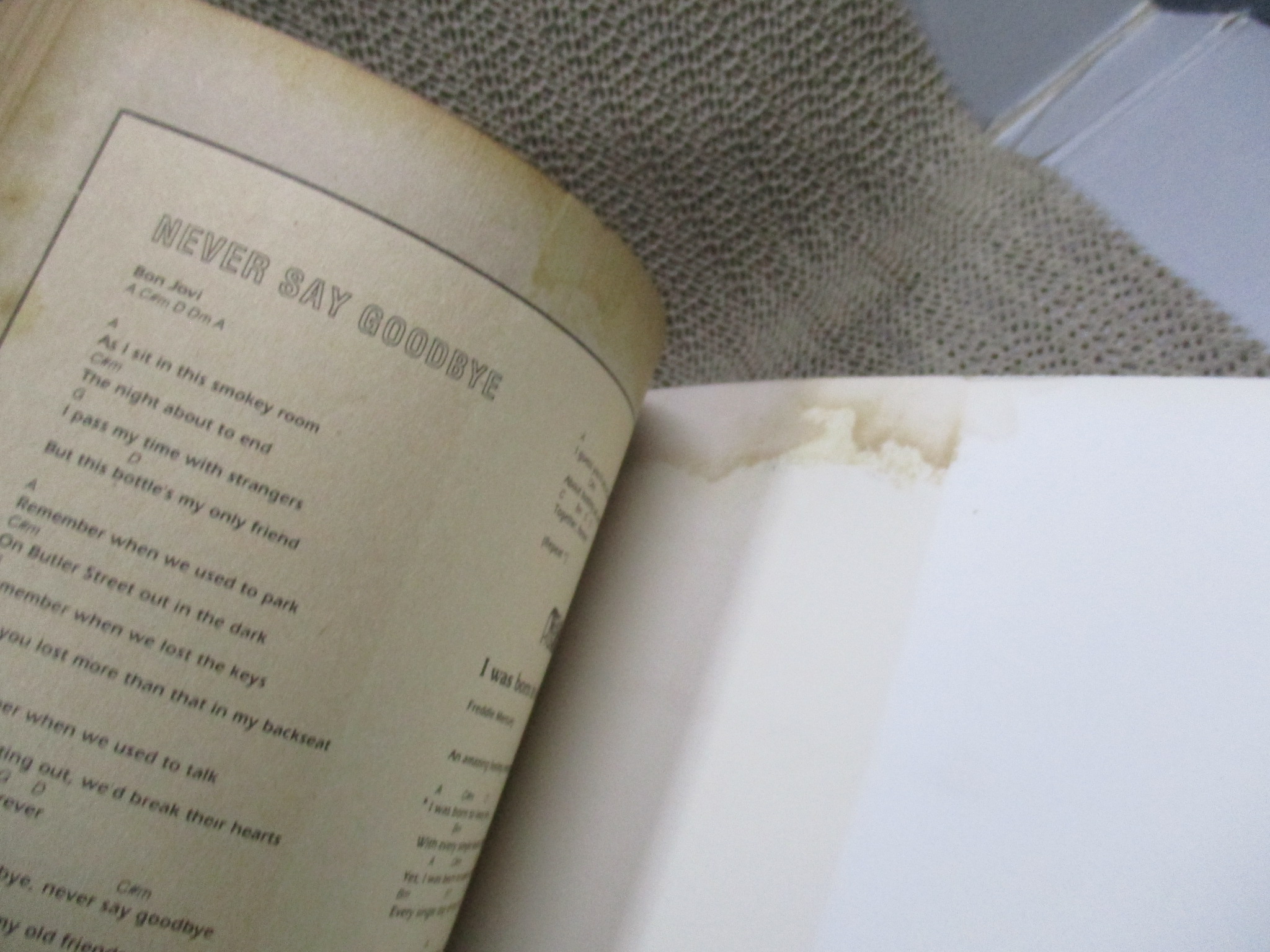 หนังสือเพลงพร้อมคอร์ดกีตาร์ LET IT BE ME YEAR BOOK 1992-1994 ตำหนิ ปกหลังมีคราบน้ำ เปิดได้ตามปกติ