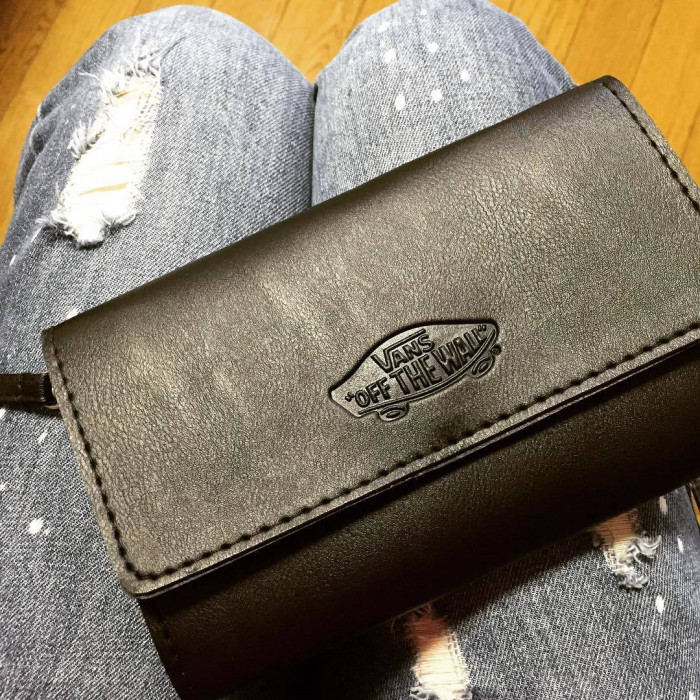 VANS OFF THE WALL x MINI กระเป๋าสะพายหนัง มีช่องใส่บัตร เงิน และโทรศัพท์ สายสะพายถอดได้