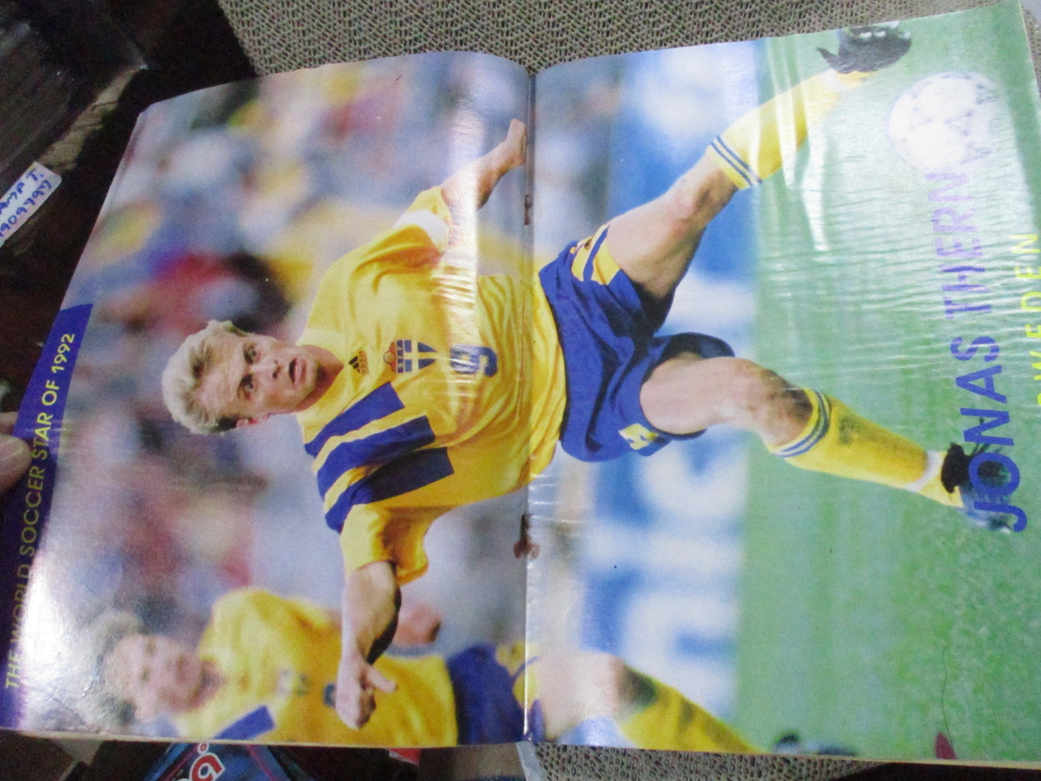 เวิร์ลด์ซอคเกอร์ ฉบับที่183 ปี2535 / สันถลอกหน่อย ภาพหน้ากลางเป็นคลื่นเล็กๆ