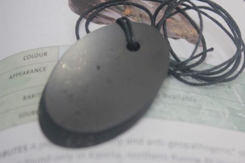 จี้กลมทรงไข่หินชุนไก๊ด์ (Shungite)
