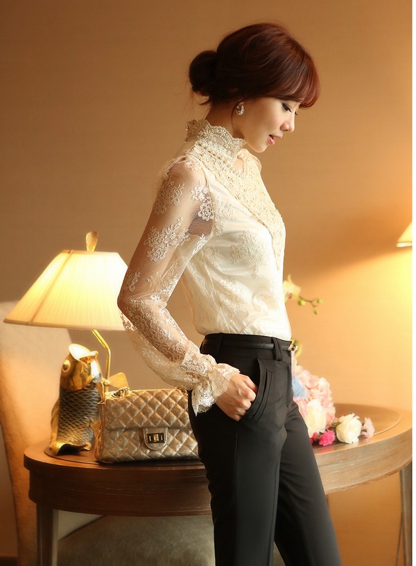 **ขายดีมากๆค่ะ พร้อมส่งมีจำนวนจำกัดค่ะ**เสื้อผ้าลูกไม้สีครีมทอง หน้าอกประดับด้วยดอกไม้ปักมุก แขนยาวจับรูดที่ปลายค่ะ ปลายแขนไม่เย็บริม มีซับในสวยเหมือนแบบ