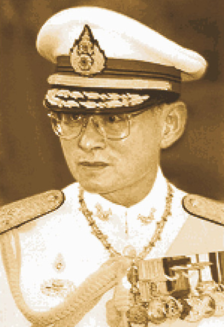 Pinn ในหลวงฉลองพระองค์ขาว