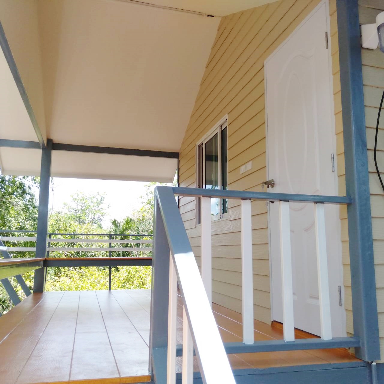 บ้านขนาด 4*7 เมตร ราคารวมเป็นเงินทั้งสิ้น 370,000 บาทพร้อมระเบียงขนาด 2*4 เมตร