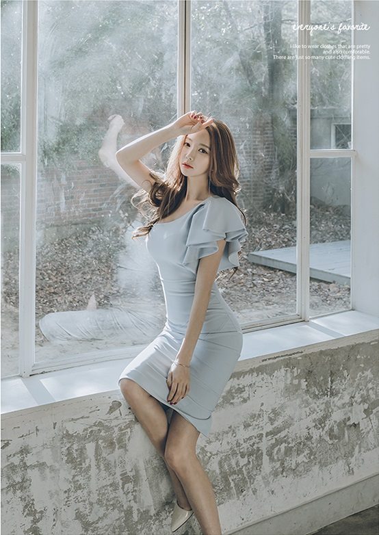 **หมดค่ะ**เดรสผ้าโพลีเอสเตอร์ผสม สีฟ้า เปิดไหล่ข้างขวา ด้านซ้ายแขนเสื้อระบาย เหมือนแบบ เดรสทรงตรงสอบ สวยมากๆค่ะ