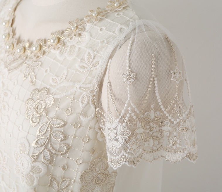 ***พร้อมส่ง***เสื้อลูกไม้ปักมุกสีขาวสีครีีมผสมทอง คอตกแต่งด้วยดอกไม้สีครีมปักมุกสีขาวสวยหวาน