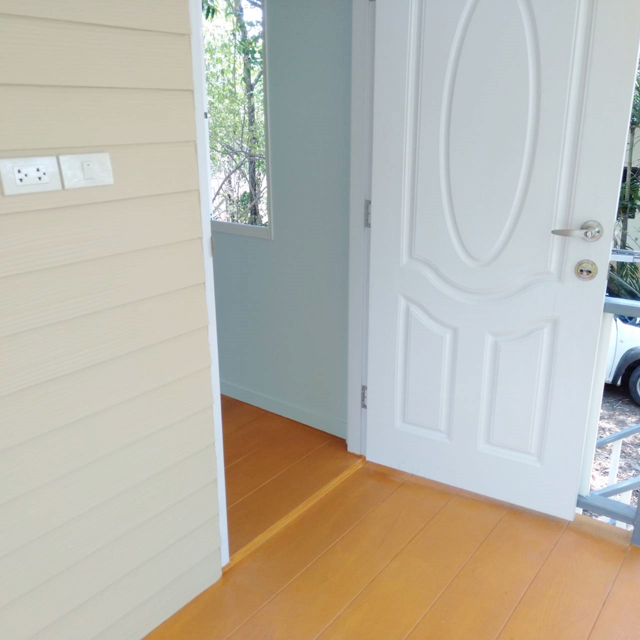 บ้านขนาด 4*7 เมตร ราคารวมเป็นเงินทั้งสิ้น 370,000 บาทพร้อมระเบียงขนาด 2*4 เมตร