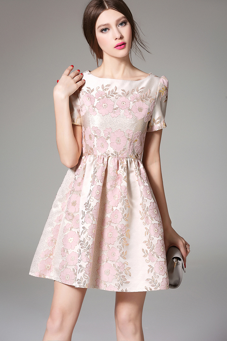 **หมดค่ะ**เดรสผ้าไหมเกาหลีเนื้อพื้นสีครีม ทอลายดอกไม้สีชมพู และใบไม้สีทอง แขนสั้น เข้ารูปช่วงเอว กระโปรงทรงเอ มีซับใน ซิบด้านข้างลำตัว สวยมากๆค่ะ