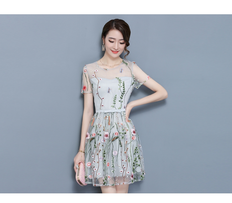 **หมดค่ะ**เดรสผ้าลูกไม้ปักลายดอกไม้หลากสี งานปักสวยงามมากๆๆค่ะ