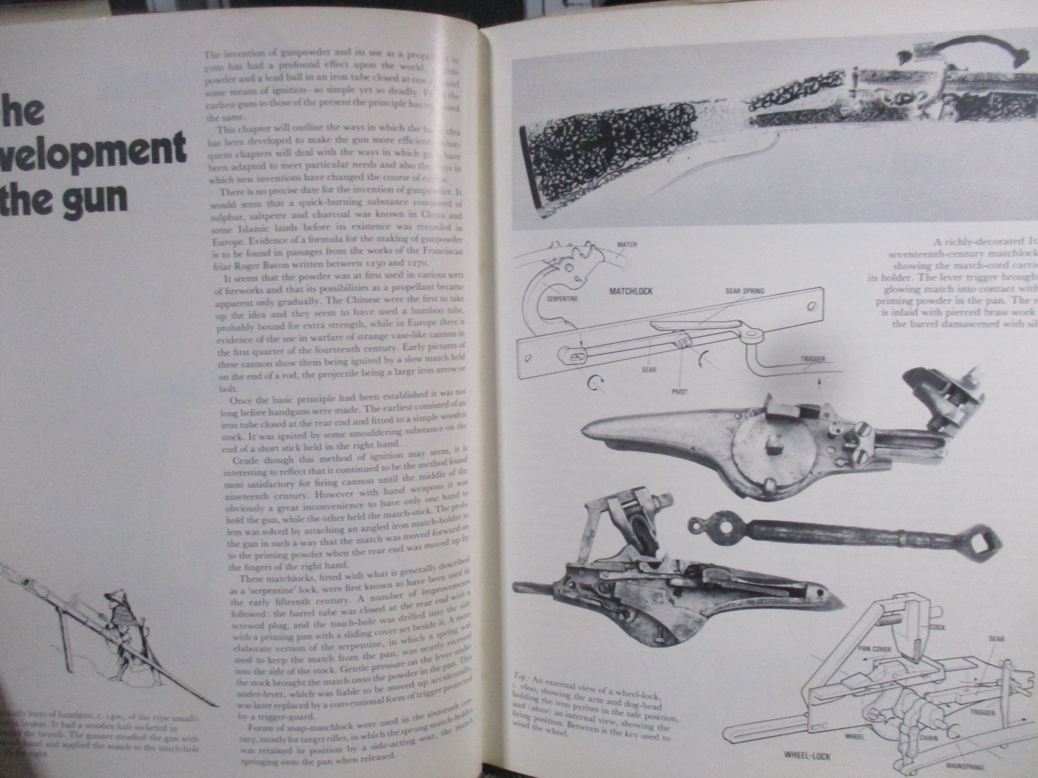 หนังสือ ศาสตร์และศิลป์ โลกของปืนโบราณ THE WORLD OF GUNS / RICHARD AKEHURST (ภาษาอังกฤษ)