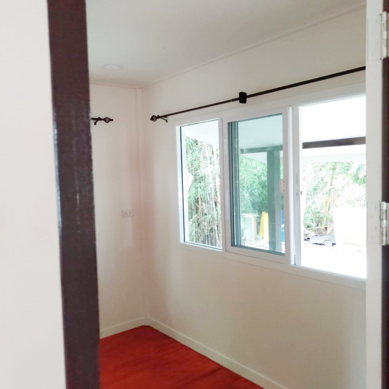 บ้านน็อคดาวน์ หลังนี้ ขนาด 4*6 เมตร พร้อมระเบียงหลังคาคุม ขนาด2*6เมตรเต็มหน้าบ้าน และระเบียงขนาด 2*3 เมตร