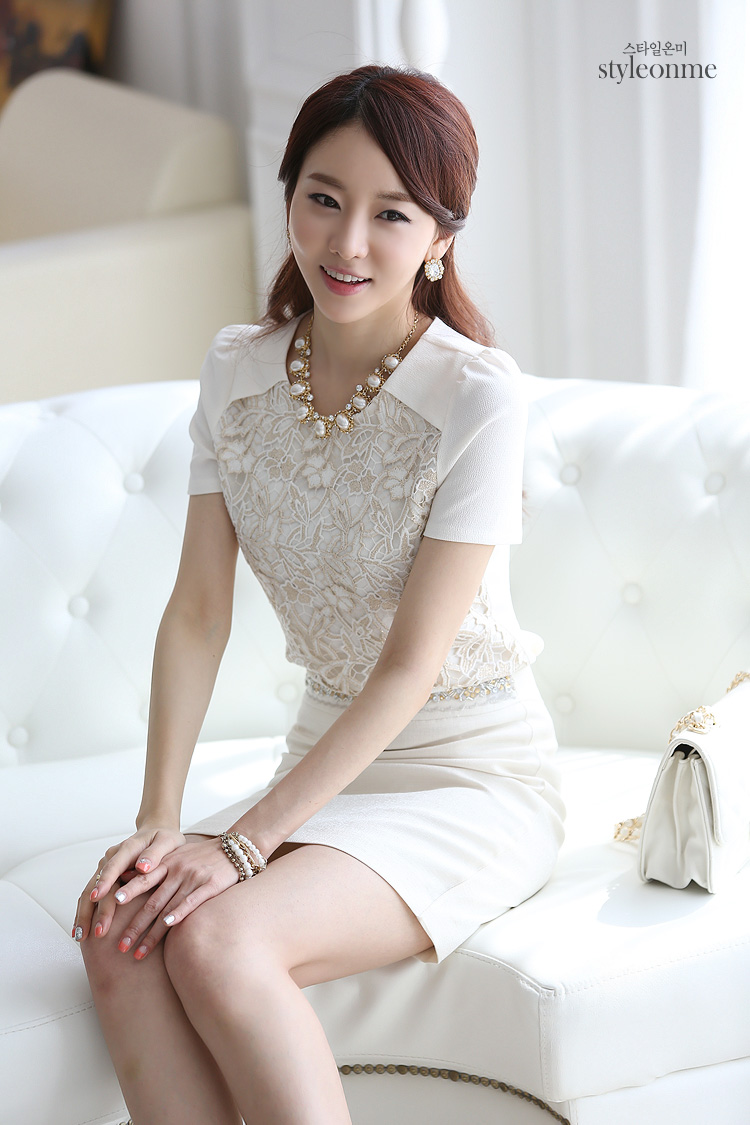 **หมดค่ะ**เสื้อชีฟองสีขาวแขนสั้น ดีเทลตกแต่งลูกไม้ลายดอกไม้สีขาวผสมทอง ติดซิปด้านหลัง มีซับใน สวยคุณภาพดีเหมือนแบบค่ะ