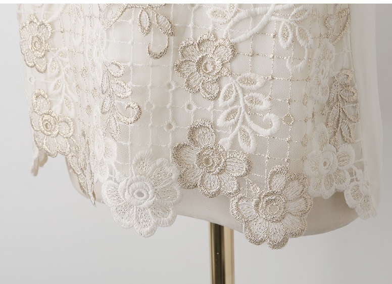 ***พร้อมส่ง***เสื้อลูกไม้ปักมุกสีขาวสีครีีมผสมทอง คอตกแต่งด้วยดอกไม้สีครีมปักมุกสีขาวสวยหวาน