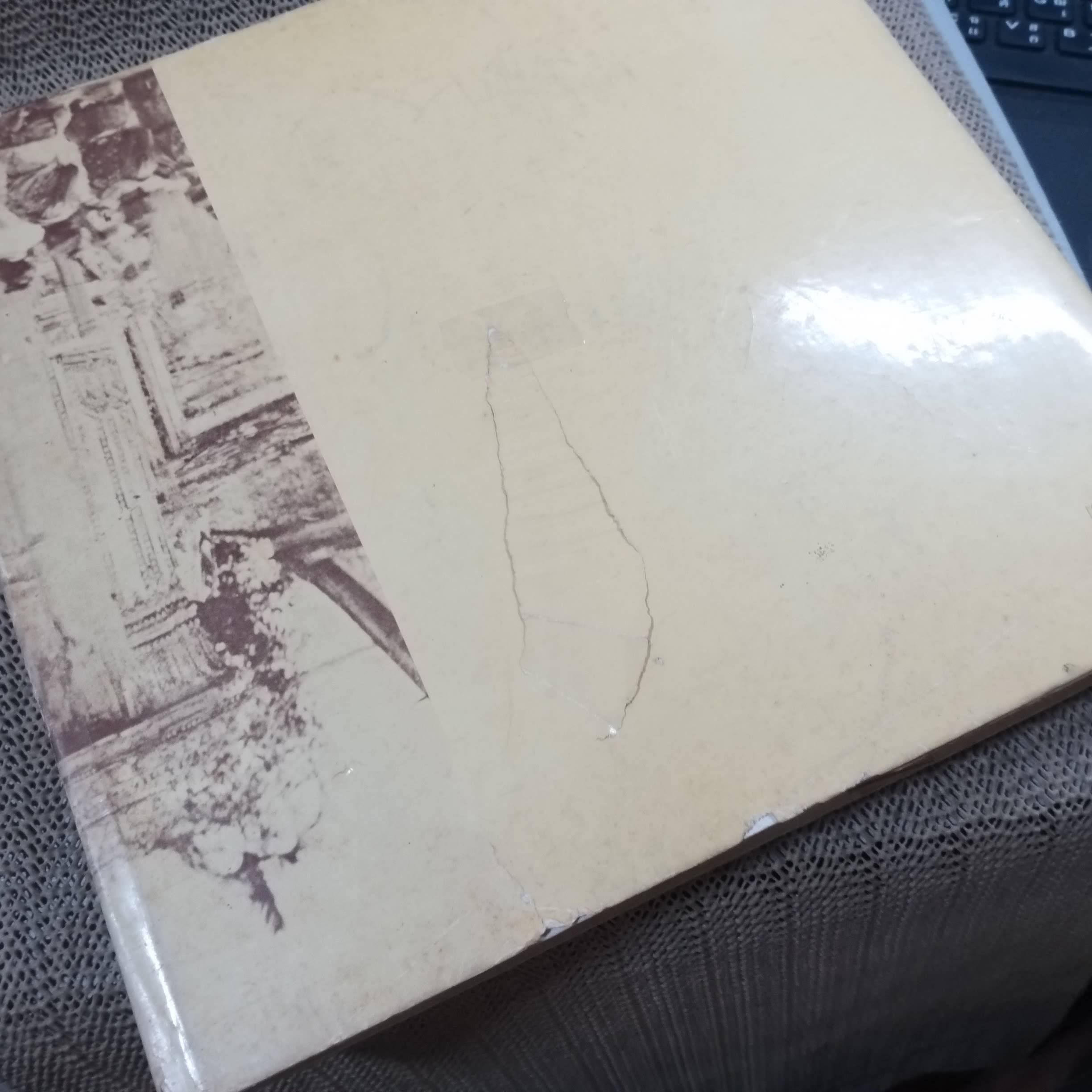 ศิลปวัฒนธรรมไทย เล่มที่ 01 สมุดภาพประวัติศาสตร์กรุงรัตนโกสินทร์ (ภาษาไทย-อังกฤษ) / ปกนอกมีรอยขาดรอบๆ