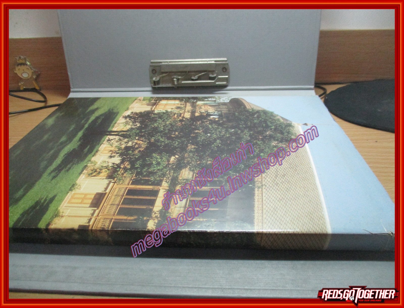 หนังสือ พระที่นั่งวิมานเมฆ พร้อมกล่อง และเครื่องพิพิธภัณฑ์ต่างๆ ที่จัดแสดงไว้