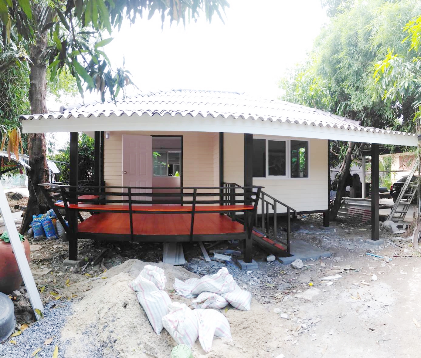 บ้านน็อคดาวน์ หลังนี้ ขนาด 4*6 เมตร พร้อมระเบียงหลังคาคุม ขนาด2*6เมตรเต็มหน้าบ้าน และระเบียงขนาด 2*3 เมตร